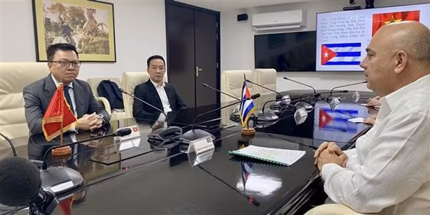 El editor jefe del diario Nhan Dan, Le Quoc Minh, se entrevista con el secretario de Organización del Partido Comunista de Cuba, Roberto Morales Ojeda. (Foto: VNA) El editor jefe del diario Nhan Dan, Le Quoc Minh, se entrevista con el secretario de Organización del Partido Comunista de Cuba, Roberto Morales Ojeda. (Foto: VNA)