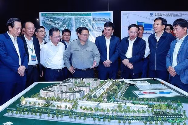 El premier vietnamita, Pham Minh Chinh, realizó una visita de inspeccionar en el Parque industrial de Dong Mai (Fuente: VN A) El premier vietnamita, Pham Minh Chinh, realizó una visita de inspeccionar en el Parque industrial de Dong Mai (Fuente: VN A)