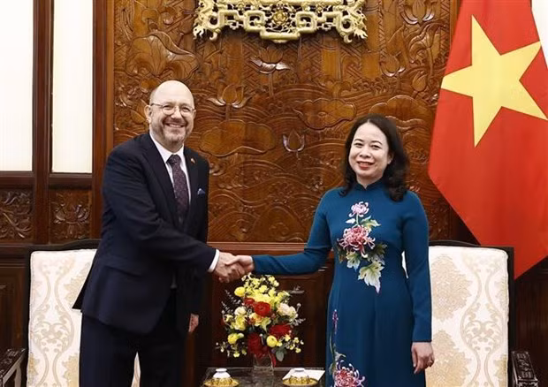 La presidenta interina de Vietnam, Vo Thi Anh Xuan, recibe al embajador de Suiza, Thomas Gass (Foto: VNA)