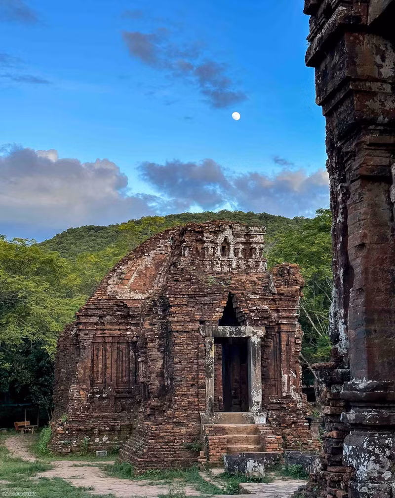 El Santuario es uno de los destinos turísticos más atractivos de Quang Nam y cada año atrae a miles de visitantes nacionales e internacionales. El Santuario es uno de los destinos turísticos más atractivos de Quang Nam y cada año atrae a miles de visitantes nacionales e internacionales.