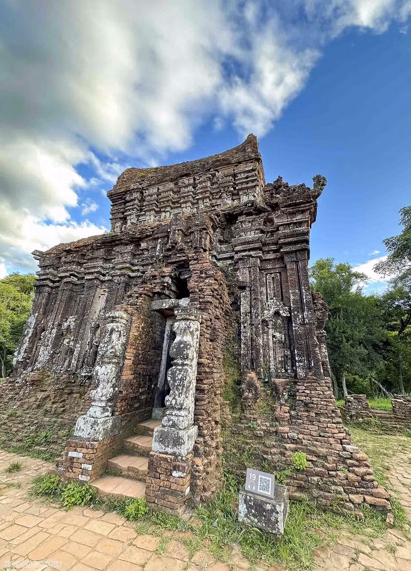 La reliquia consta de más de 70 templos intrincadamente tallados con numerosas inscripciones en sánscrito y cham. Olvidado durante mucho tiempo, el yacimiento fue descubierto en 1885 e inscrito en la Lista del Patrimonio Mundial de la UNESCO en 1995. La reliquia consta de más de 70 templos intrincadamente tallados con numerosas inscripciones en sánscrito y cham. Olvidado durante mucho tiempo, el yacimiento fue descubierto en 1885 e inscrito en la Lista del Patrimonio Mundial de la UNESCO en 1995.