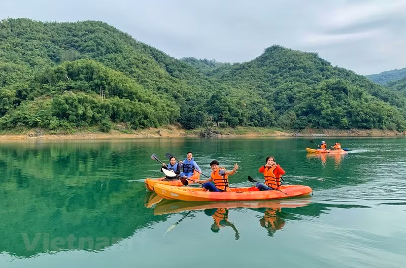 Carrera de kayak en el lago (Foto: Vietnam +)