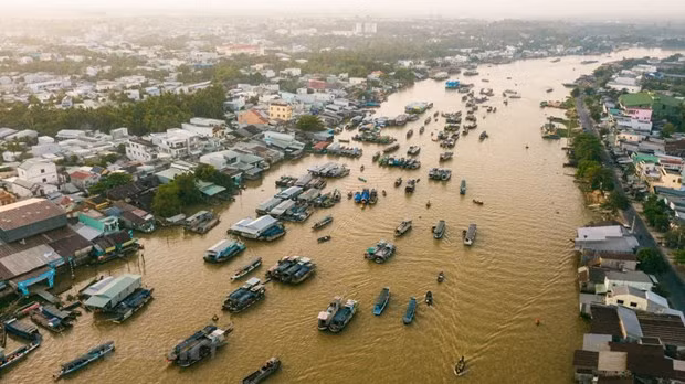 Al llegar la ciudad de Can Tho, es indispensable visitar el mercado flotante Cai Rang, el lugar más concurrido y típico de la cultura fluvial occidental. (Fuente: Vietnam+) Al llegar la ciudad de Can Tho, es indispensable visitar el mercado flotante Cai Rang, el lugar más concurrido y típico de la cultura fluvial occidental. (Fuente: Vietnam+)