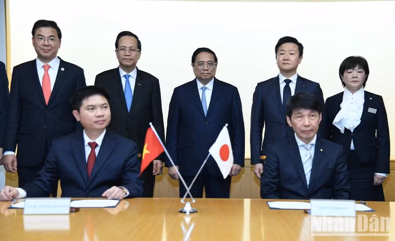 El primer ministro Pham Minh Chinh presencia la firma de un memorando de entendimiento sobre la cooperación entre Ha Nam y Gunma.