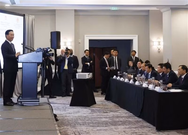 El Presidente Vo Van Thuong interviene en la mesa redonda sobre encuentros empresariales entre empresas y localidades vietnamitas y estadounidenses.