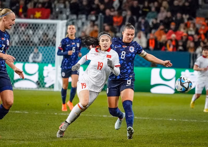 La delantera vietnamita Nguyen Thi Thanh Nha (camiseta blanca) en el partido.