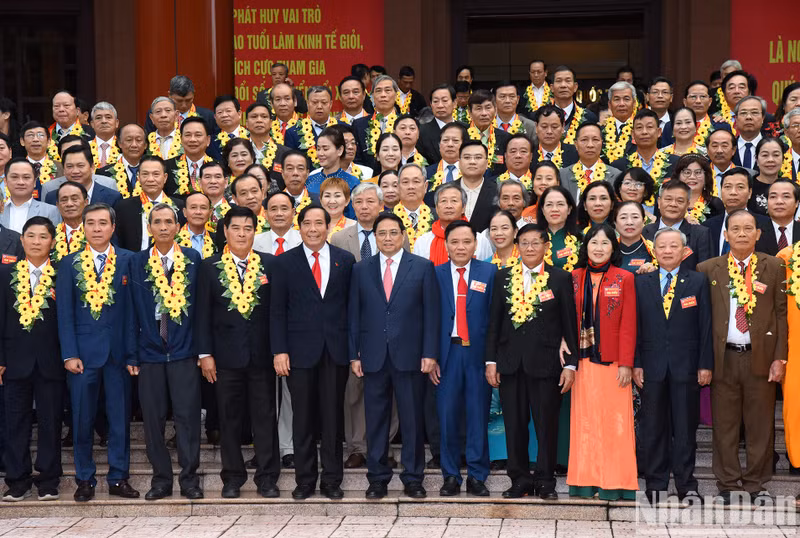 El primer ministro Pham Minh y asistentes al evento.