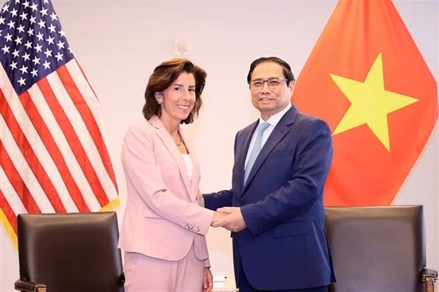 El primer ministro de Vietnam, Pham Minh Chinh (en la derecha), y la secretaria de Comercio de Estados Unidos, Gina Raimondo. (Foto: VNA)