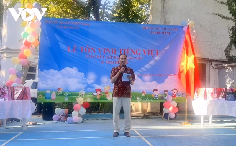 El embajador Do Duc Thanh habla en el evento.