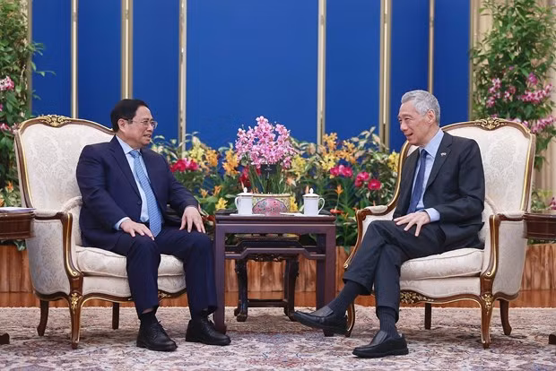El primer ministro vietnamita, Pham Minh Chinh, mantiene conversaciones con su homólogo de Singapur, Lee Hsien Loong, durante su visita oficial al país insular en febrero de 2023. (Fuente: VNA)