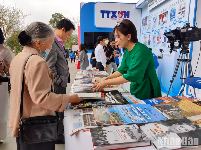 El pabellón de la Agencia Vietnamita de Noticias recrea su historia de 78 años a través de diversos soportes, incluida una noticia rectificada por el Presidente Ho Chi Minh.
