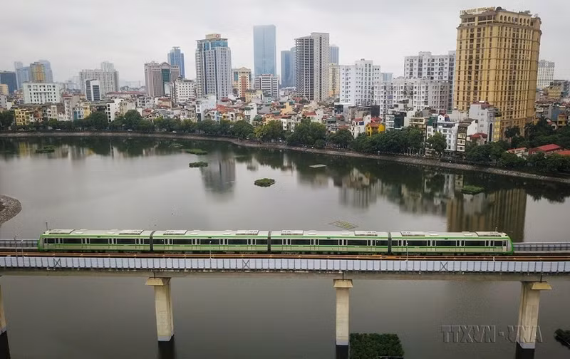 La línea ferroviaria elevada Cat Linh - Ha Dong, que cuenta una longitud de 13,5 kilómetros, entró en funcionamiento el 6 de noviembre de 2021. (Foto: VNA)