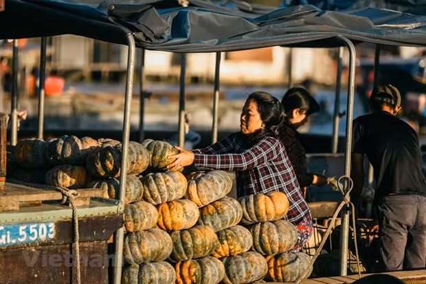 Se venden principalmente productos agrícolas, artesanos y artículos de primera necesidad. (Fuente: Vietnam+) Se venden principalmente productos agrícolas, artesanos y artículos de primera necesidad. (Fuente: Vietnam+)