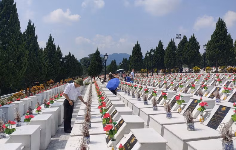 En el cementerio de Vi Xuyen.