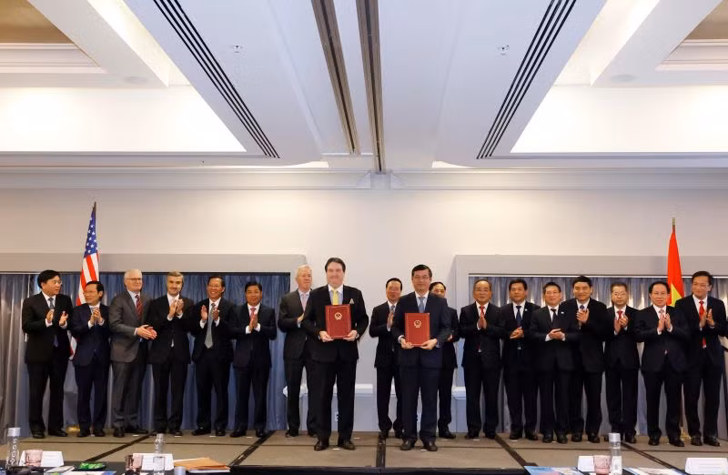El presidente Vo Van Thuong presencia la entrega del Memorando de Entendimiento entre los socios vietnamitas y estadounidenses.