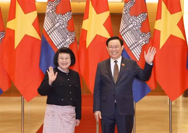 El presidente de la Asamblea Nacional de Vietnam, Vuong Dinh Hue, recibe a su homóloga camboyana, Samdech Khuon Sudary. (Foto: VNA)