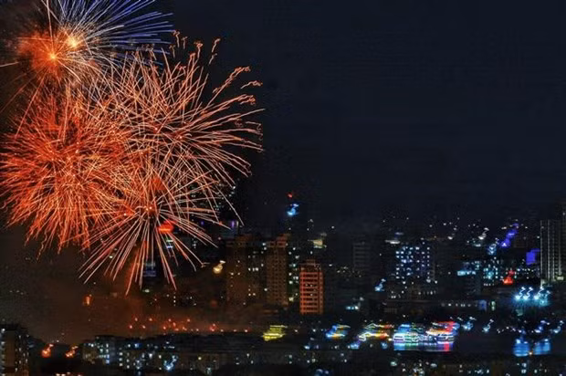 La actuación del equipo de fuegos artificiales de Italia (Fuente: VNA) La actuación del equipo de fuegos artificiales de Italia (Fuente: VNA)