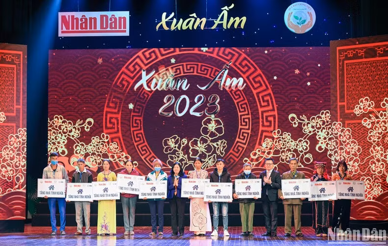 La jefa de la Comisión de Movilización de Masas del Comité Central del Partido Comunista de Vietnam, Bui Thi Minh Hoai, y el presidente-editor de Nhan Dan, Le Quoc Minh, entregan obsequios a familias afectadas por desastres naturales. (Fotografía: THANH DAT)