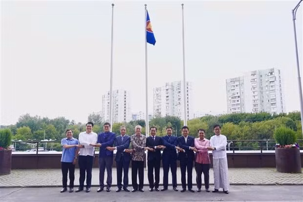 Embajadores y embajadores adjuntos de los países de la Asean en Rusia toman fotos de recuerdo con motivo del 56 aniversario de la fundación de la Asean. (Foto: VNA)