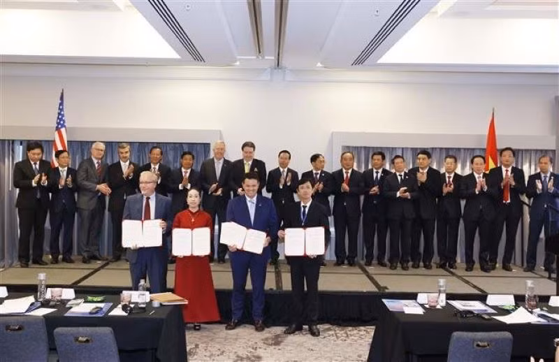 Firma de acuerdos de cooperación entre ministerios, agencias y localidades de los dos países. (Foto: VNA)