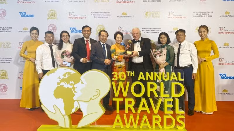 Representantes de la provincia de Ha Giang reciben el premio. 