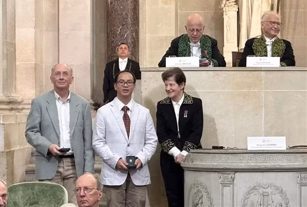 Tran Quang Hoa, profesor de la Universidad Pedagogía de Hue, y el profesor Marc Chardin, experto del Instituto de Matemáticas Jussieu- Paris Rive Gauche (CNRS) y docente de la Universidad de la Sorbona (Fuente:VNA)