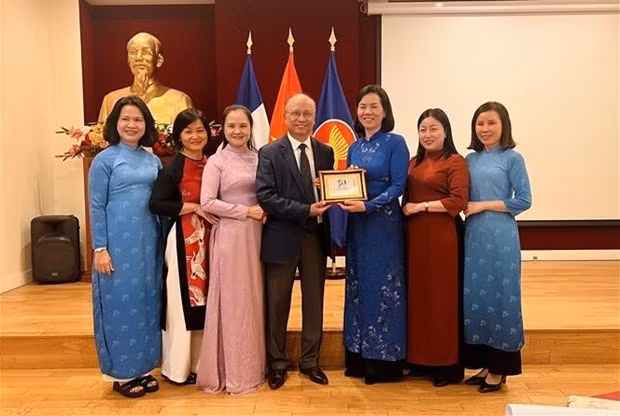 Representantes de la UMV se reúnen con representantes de la Embajada de Vietnam en Francia. (Foto: VNA)