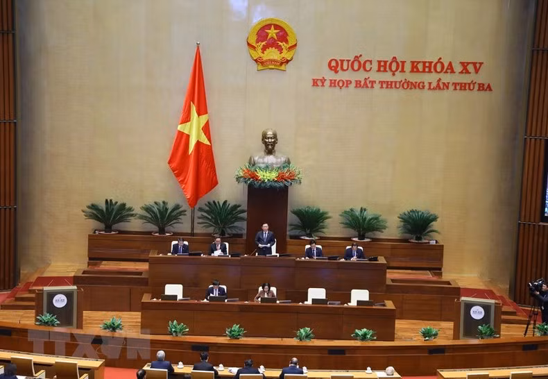 El presidente de la Asamblea Nacional de Vietnam, Vuong Dinh Hue habla en la cita. (Fotografía: Van Diep/VNA)