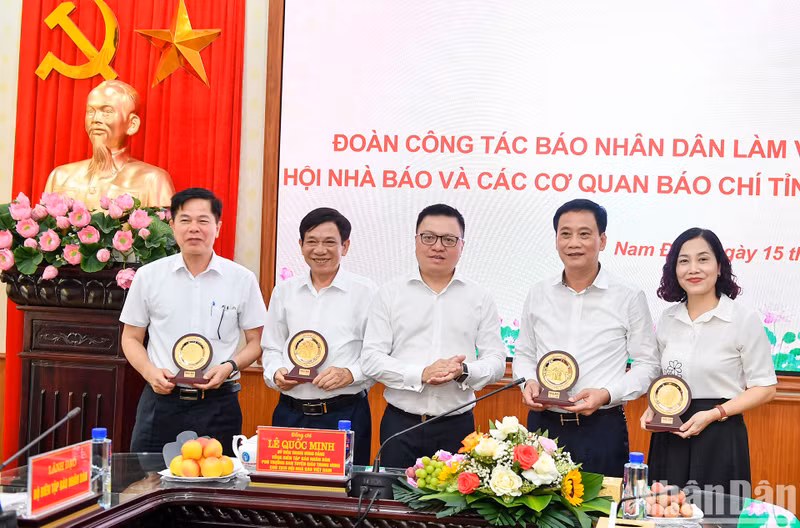 Le Quoc Minh y representantes de los órganos periodísticos de Nam Dinh.