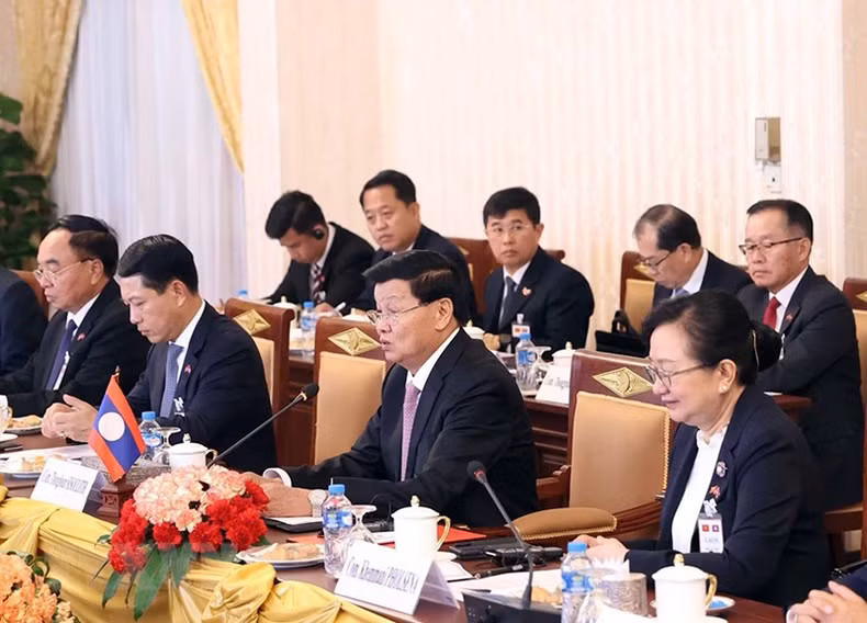 El secretario general PPRL y presidente de Laos, Thongloun Sisoulith, habla en el encuentro.