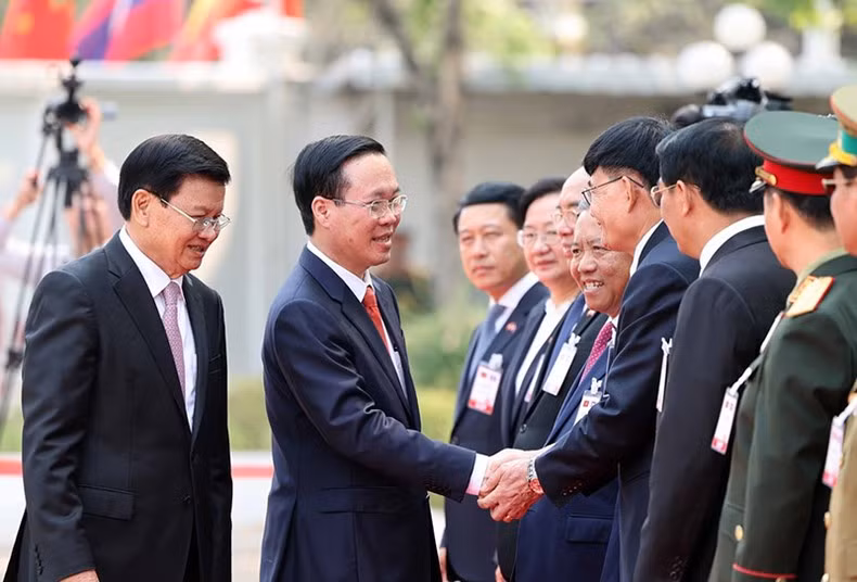 El presidente Vo Van Thuong y funcionarios laosianos.