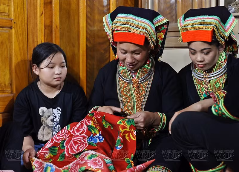 Los trajes tradicionales de la gente de Dao Lo Gang suelen tener cinco colores básicos, de los cuales el color principal es el rojo (Fuente:VNA) Los trajes tradicionales de la gente de Dao Lo Gang suelen tener cinco colores básicos, de los cuales el color principal es el rojo (Fuente:VNA)