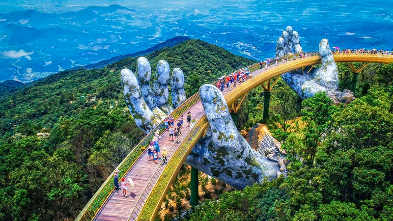 El Puente Dorado en Ba Na Hills. El Puente Dorado en Ba Na Hills.