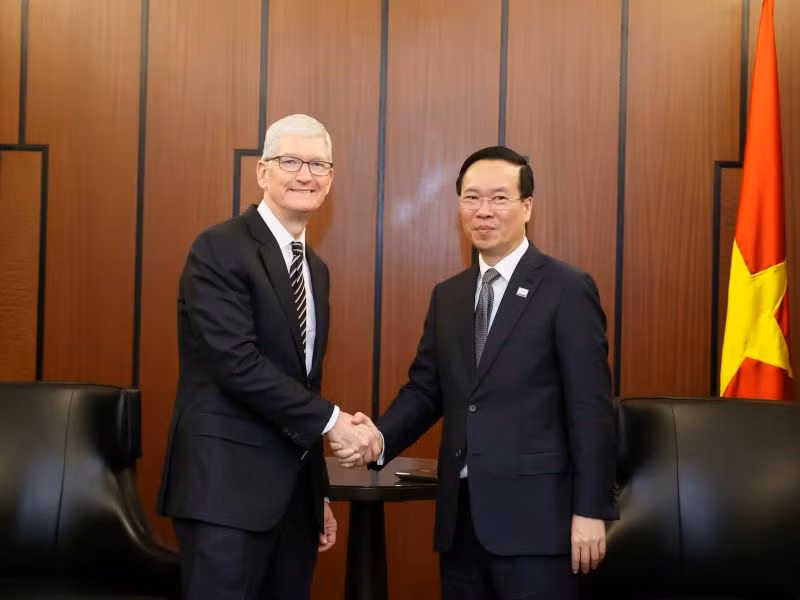 El presidente de Vietnam, Vo Van Thuong, recibe a Tim Cook, director ejecutivo de Apple. (Foto: VNA)