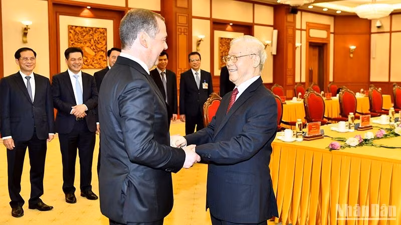 El secretario general del Partido Comunista de Vietnam, Nguyen Phu Trong y el presidente del Partido Rusia Unida y subtitular del Consejo de Seguridad de la Federación Rusa, Dmitri Medvédev.