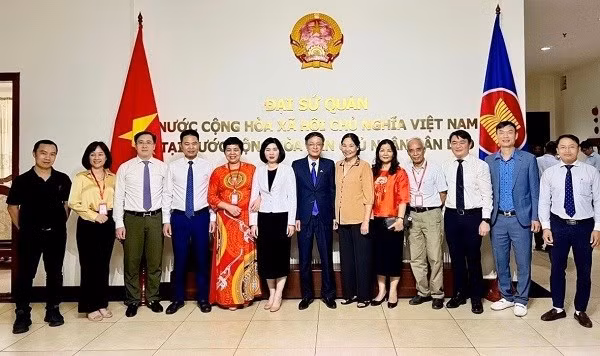 La delegación de la ciudad de Hanói visita la Embajada de Vietnam en Laos. (Fuente: hanoimoi.com.vn) La delegación de la ciudad de Hanói visita la Embajada de Vietnam en Laos. (Fuente: hanoimoi.com.vn)