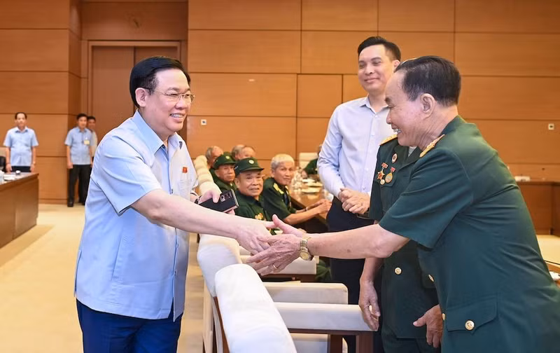 El presidente de la Asamblea Nacional de Vietnam, Vuong Dinh Hue sostiene encuentro con los exprisioneros de guerra de Nghe An.