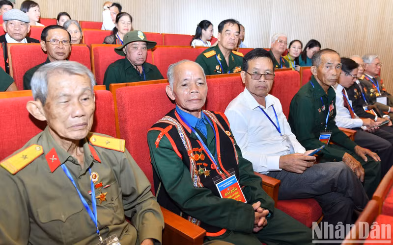 Delegados de minorías étnicas y personas con méritos revolucionarios destacados asistentes a la Conferencia.