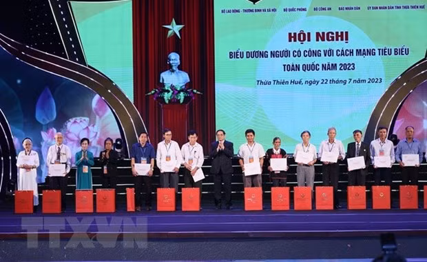 El primer ministro de Vietnam, Pham Minh Chinh, entrega obsequios a personas con méritos revolucionarios (Fuente:VNA)