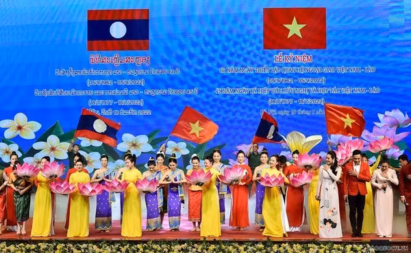 Un programa artístico con motivo del 60 aniversario de relaciones Vietnam-Lao en 2022 (Foto: VNA)