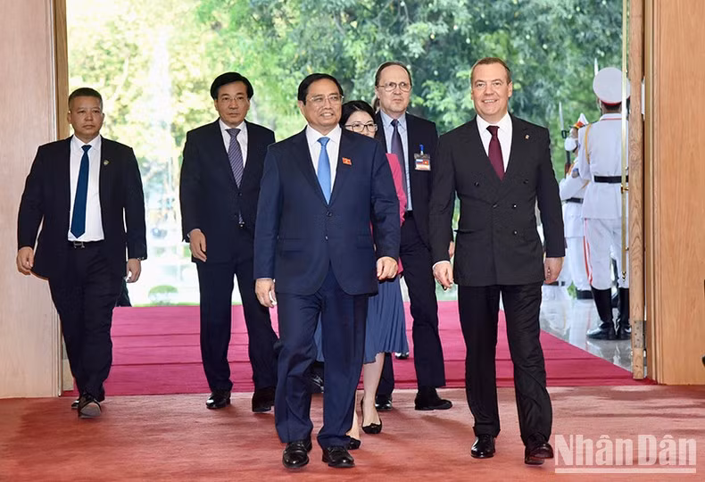 El primer ministro de Vietnam, Pham Minh Chinh y el presidente del Partido Rusia Unida y líder del Consejo de Seguridad de la Federación Rusa, Dmitri Medvédev. El primer ministro de Vietnam, Pham Minh Chinh y el presidente del Partido Rusia Unida y líder del Consejo de Seguridad de la Federación Rusa, Dmitri Medvédev.