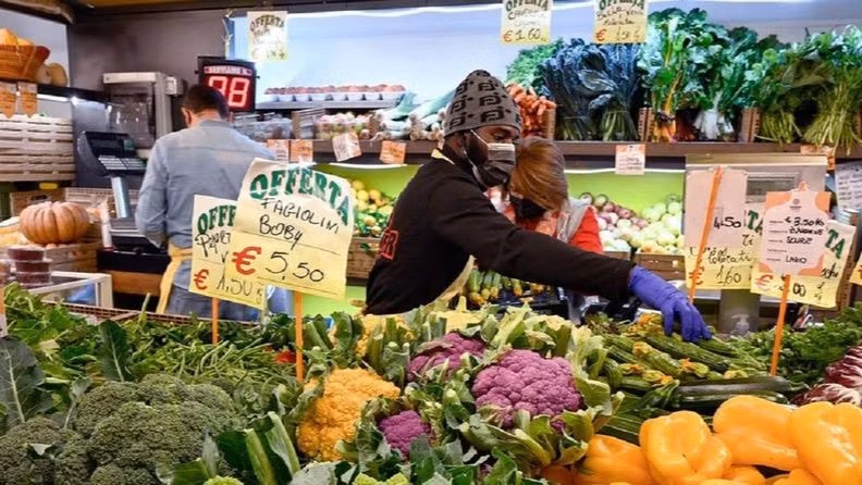 Un mercado de alimentos en Roma, Italia. (Foto: FAO)