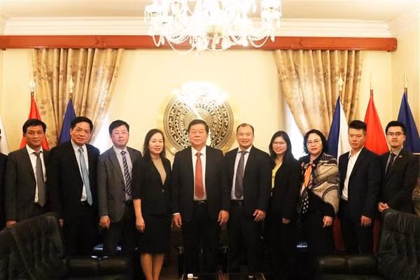 Nguyen Trong Nghia , su comitiva y funcionarios de la embajada de Vietnam en la República Checa (Foto: VNA)