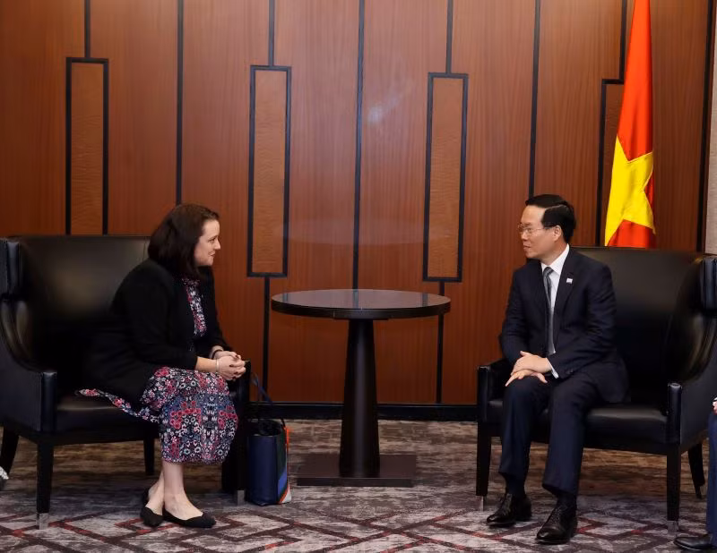 El presidente de Vietnam, Vo Van Thuong, y la vicealcaldesa de la ciudad de Los Ángeles, Erin Bromaghim.