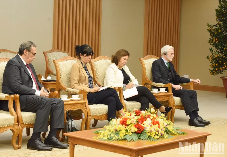 Miembros de la delegación del ministro de Relaciones Exteriores de Portugal.