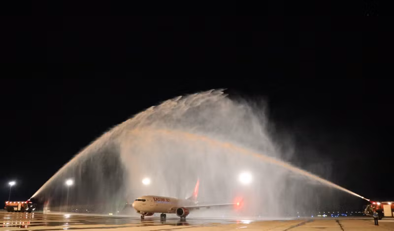 Un avión de la aerolínea Eastar Jet aterriza en el aeropuerto internacional de Cam Ranh. 