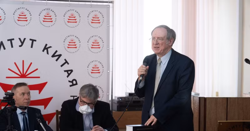 El doctor en Ciencias Andrei Fedorin presenta la colección. 