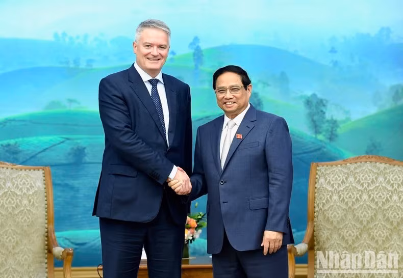 El primer ministro de Vietnam, Pham Minh Chinh, y el secretario general de la Organización para la Cooperación y el Desarrollo Económico (OCDE), Mathias Cormann.