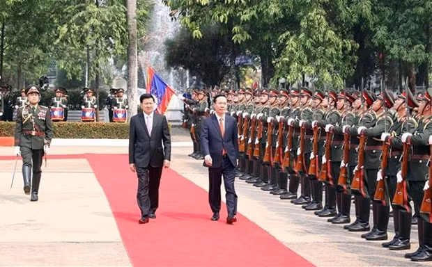 El presidente Vo Van Thuong y el secretario general del Comité Central del Partido Popular Revolucionario y presidente de Laos, Thongloun Sisoulith, revisan la guardia de honor. (Foto: VNA)