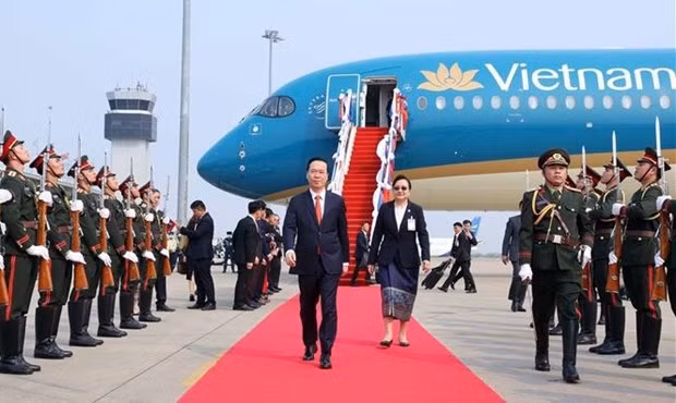 El presidente de Vietnam, Vo Van Thuong, en el acto de bienvenida en el aeropuerto internacional de Wattay, en Vientián. (Foto:VNA)